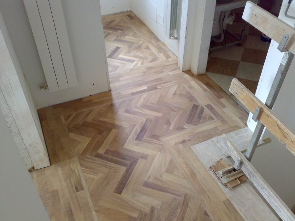 Posa Parquet a disegno in Massello