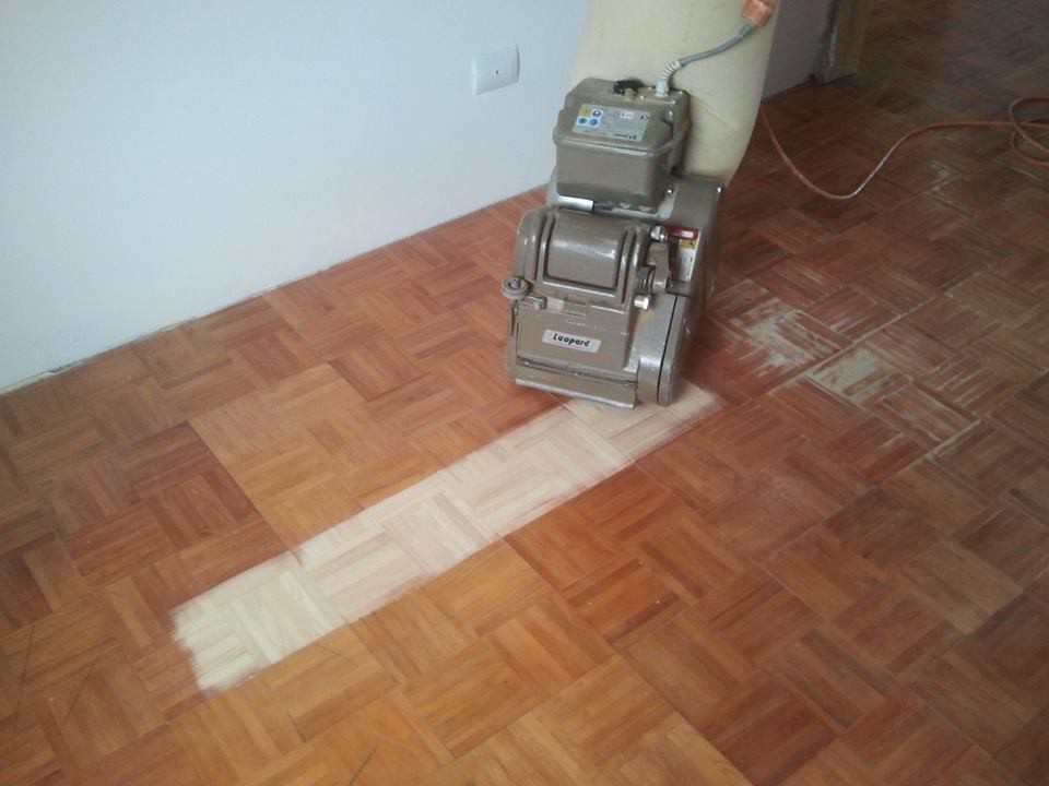 Levigatura e nuova verniciatura di vecchi Parquet